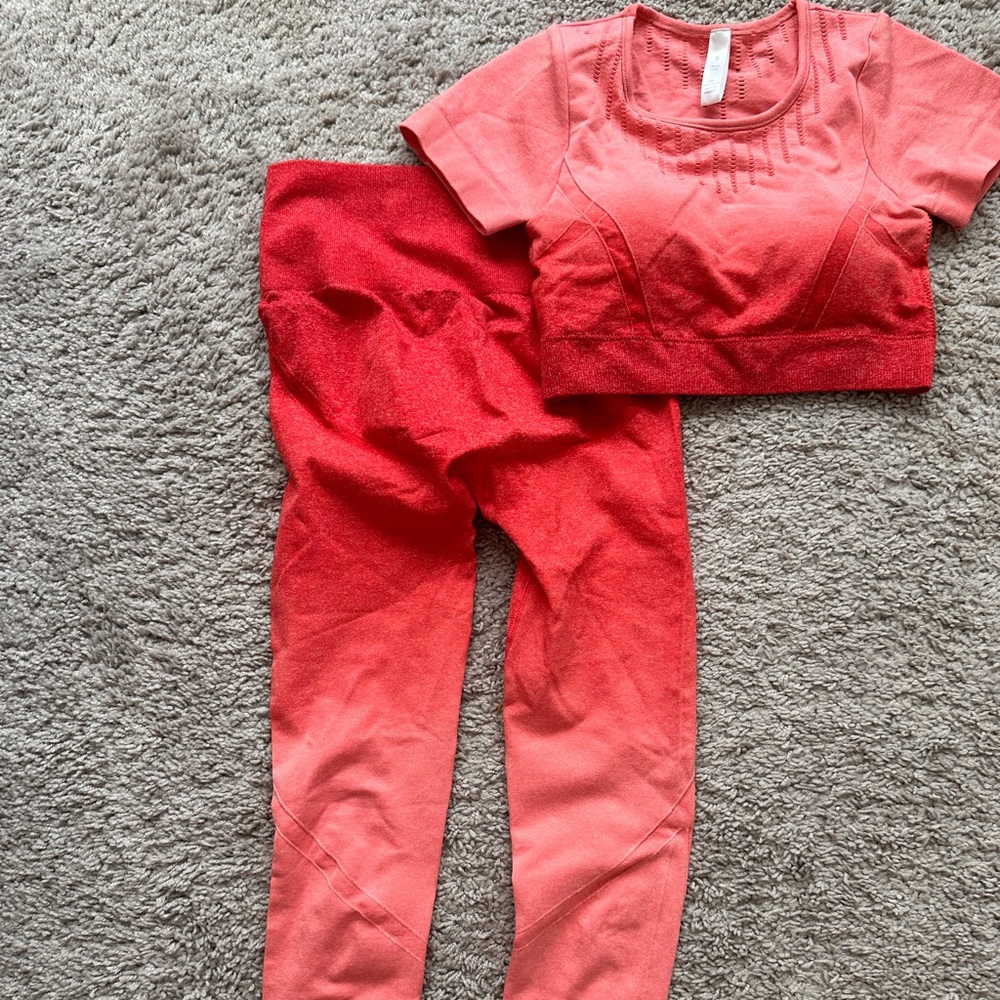 A cute fun playful workout set!!! Perfect for the gym!!! Size S